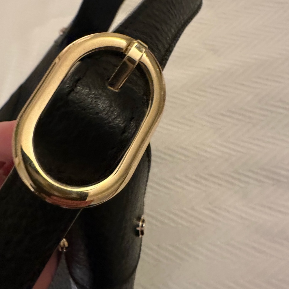Authenticated Gucci Black Leather Shoulder Bag with Gold Hardware - Picture 5 of 14